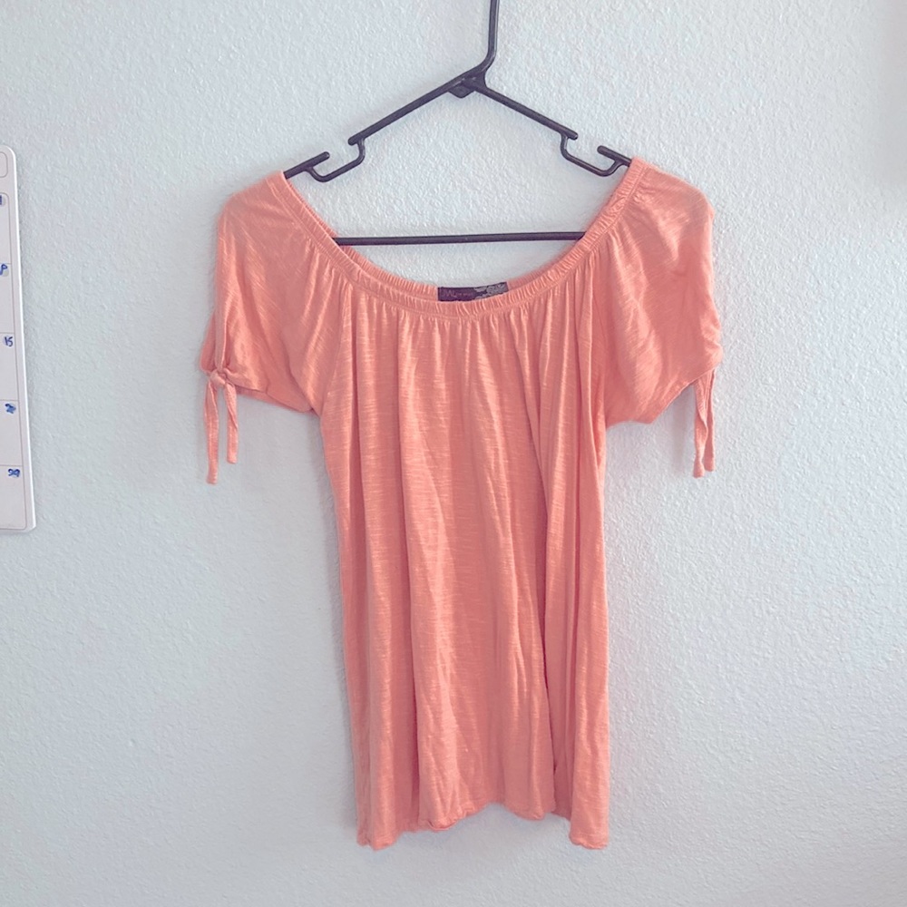 A medium pink JW lose T-Shirt.